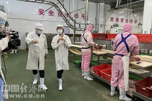 中国经济网记者了解千喜鹤工厂肉类分割车间情况.